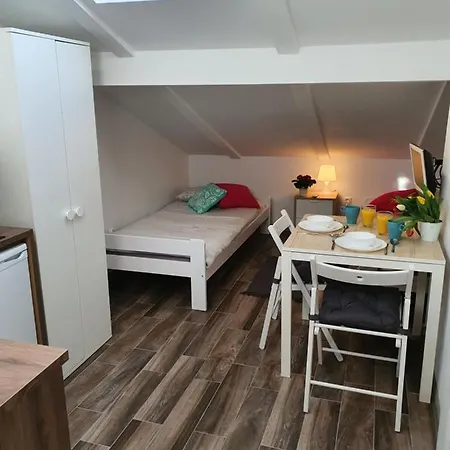 Na Poddaszu Czwarte Pietro 民宿 *